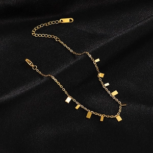 Bracelet de cheville en acier titane doré avec breloques rectangulaires sur soie noire