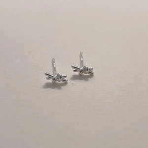 Boucles d'oreilles nœuds minimalistes en argent S925 présentées sous un angle de 45 degrés