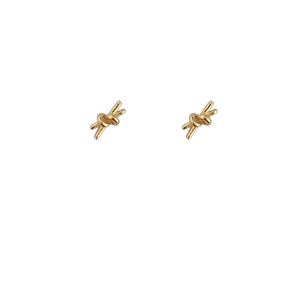 Boucles d'oreilles nœuds dorées minimalistes avec un design en métal torsadé élégant