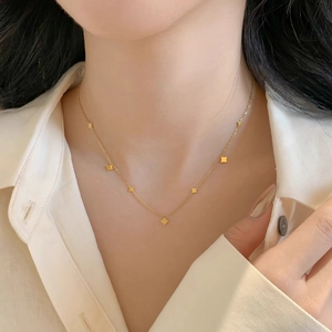 Collier minimaliste en acier titane doré avec breloques étoiles pour femme sur cou