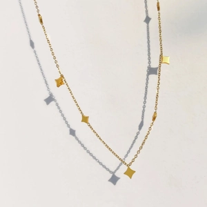 Collier minimaliste en acier titane plaqué or 18K avec plusieurs pendentifs en étoile