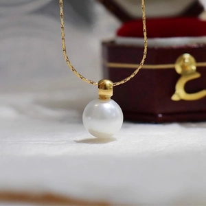 Collana minimalista con catena dorata e pendente con perla bianca rotonda da 8 mm