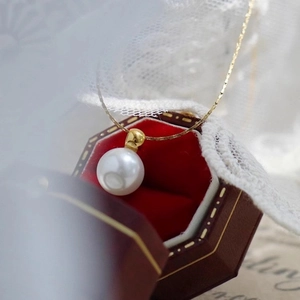 Collana minimalista con perla da 8mm e catena dorata in un'elegante scatola esagonale