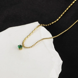 Collier minimaliste en titane doré avec pendentif vert et chaîne à billes et barres