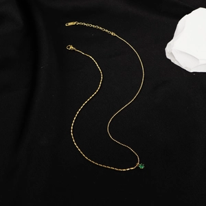 Collier minimaliste en or K18 avec pendentif émeraude sur chaîne à maillons et bambou