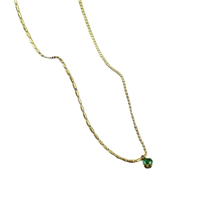 Élégant collier en acier titane doré avec pendentif ovale serti de pierre verte