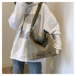 Detailansicht der großen olivgrünen Canvas-Einkaufstasche mit Fashion Bag-Aufdruck