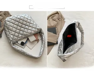 Détail du sac cabas matelassé argenté montrant le compartiment principal spacieux
