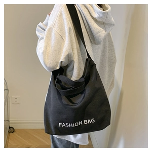Detailansicht einer schwarzen Canvas-Tasche zeigt großes Fassungsvermögen und Schultergurt