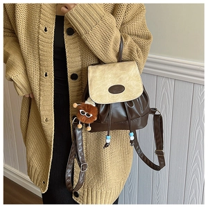 Vintage kleine rugzak in bruin en beige met marmerpatroon flap en pluche hanger detail