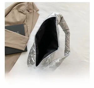Vue de dessus du grand sac cabas argenté matelassé montrant l'intérieur spacieux et la texture