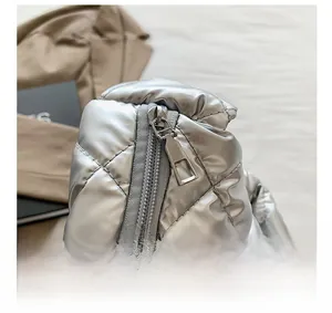 Détail du sac cabas matelassé argenté avec une fermeture éclair métallique de qualité