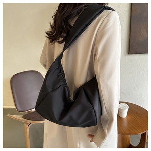 Vue de dos d'un grand sac hobo en nylon noir mat avec bandoulière large