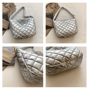 Vue multi-angles du sac matelassé argenté avec finition métallique et grande capacité
