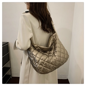 Détail du sac bandoulière matelassé métallisé avec texture de surpiqûres en losanges