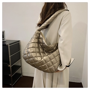 Détail du sac matelassé or champagne avec fini métallisé et large bandoulière