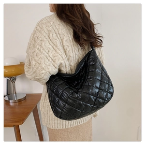 Grand sac hobo matelassé noir en tissu brillant porté en bandoulière pour femme