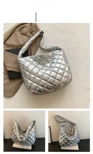 Détail d'un sac cabas argenté matelassé avec une texture métallique brillante de luxe