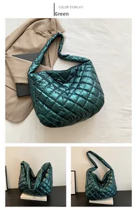 Détail du sac cabas matelassé vert métallisé avec texture bouffante et affichage couleur
