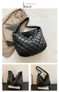 Détail du sac cabas matelassé noir avec motif classique en forme de losanges