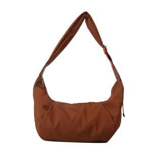 Sac bandoulière demi-lune marron en nylon avec bandoulière large réglable décontracté