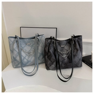 Women Vintage Quilted Diamond Pattern Tote Bag With Metal Chain Heart Pendant Large Capacity Daily Shoulder Bag Blue Black
