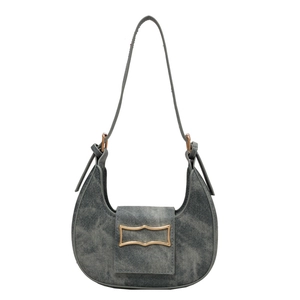 Sac hobo chic en denim gris foncé avec boucle métallique dorée minimaliste élégante