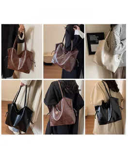 Détail de grands sacs fourre-tout en PU marron, beige et noir avec côtés à cordon