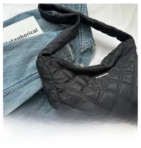 Gros plan du sac fourre-tout noir matelassé avec étiquette Fashion et fermeture éclair