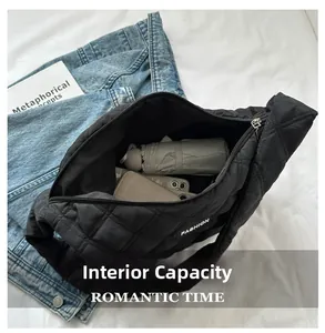 Vue intérieure montrant la grande capacité du sac à bandoulière matelassé noir pour femme