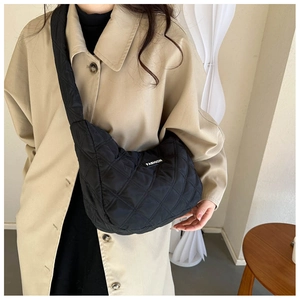 Sac à bandoulière matelassé noir avec motif de losanges et étiquette pour femme