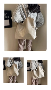 Détails d'un sac cabas beige en similicuir avec cordons de serrage et bandoulière élégante