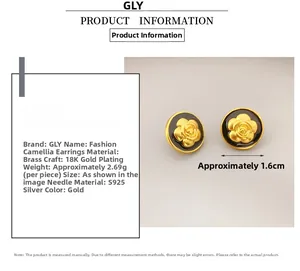 Détails des boucles d'oreilles camélia vintage en émail noir, plaqué or 18K et aiguille en argent S925