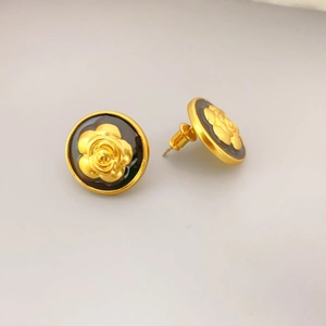 Boucles d'oreilles vintage fleur de camélia dorée et émail noir avec vue latérale