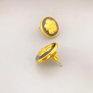 Boucles d'oreilles camélia rétro en or avec émail noir dans un design rond élégant