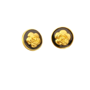 Boucles d'oreilles camélia vintage élégantes avec émail noir et détails dorés
