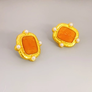 Boucles d'oreilles vintage avec relief en ambre et perles en monture dorée mate