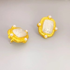 Boucles d'oreilles baroques vintage avec portrait camée et perles blanches d'imitation