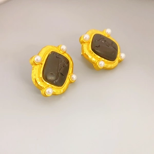 Boucles d'oreilles vintage françaises avec cadre doré, centre noir et perles blanches