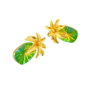 Chic gold-tone palm tree stud earrings with emerald green crystals for a tropical summer vibe