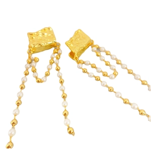 Boucles d'oreilles vintage françaises avec texture dorée et longs pompons en perles