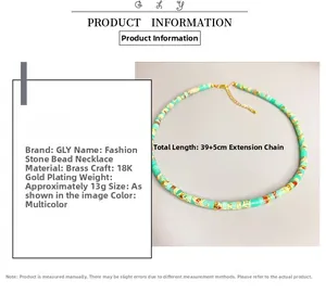 Vue détaillée du collier en perles de pierre colorées avec fermoir en laiton doré 18 carats
