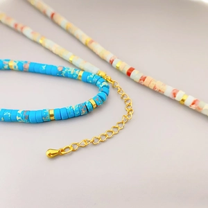 Collier de perles Heishi à motif marbré bleu avec chaîne d'extension dorée élégante