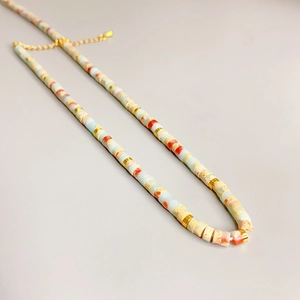 Collier artisanal de perles de pierre colorées avec intercalaires dorés en métal