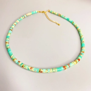 Collier bohème orné de perles en turquoise et d'intercalaires en métal doré