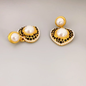 Vintage heart pearl earrings with gold plating and zircon inlay for a stylish feminine look