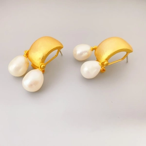 French vintage style matte gold earring with two teardrop-shaped dangling pearls