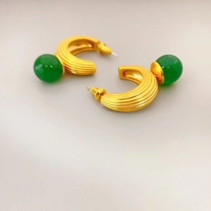 Vintage C-shaped gold striped earrings with green agate studs in minimalist style