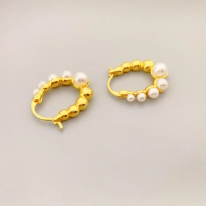 Elegant gold round earrings featuring inlaid white pearls for a minimalist fashion look