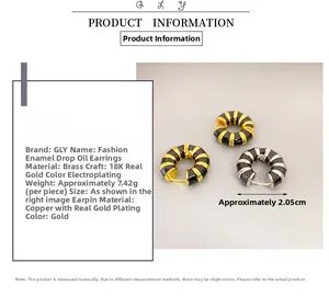 Vue détaillée des créoles plaquées or 18 carats avec émail noir et texture en laiton poli